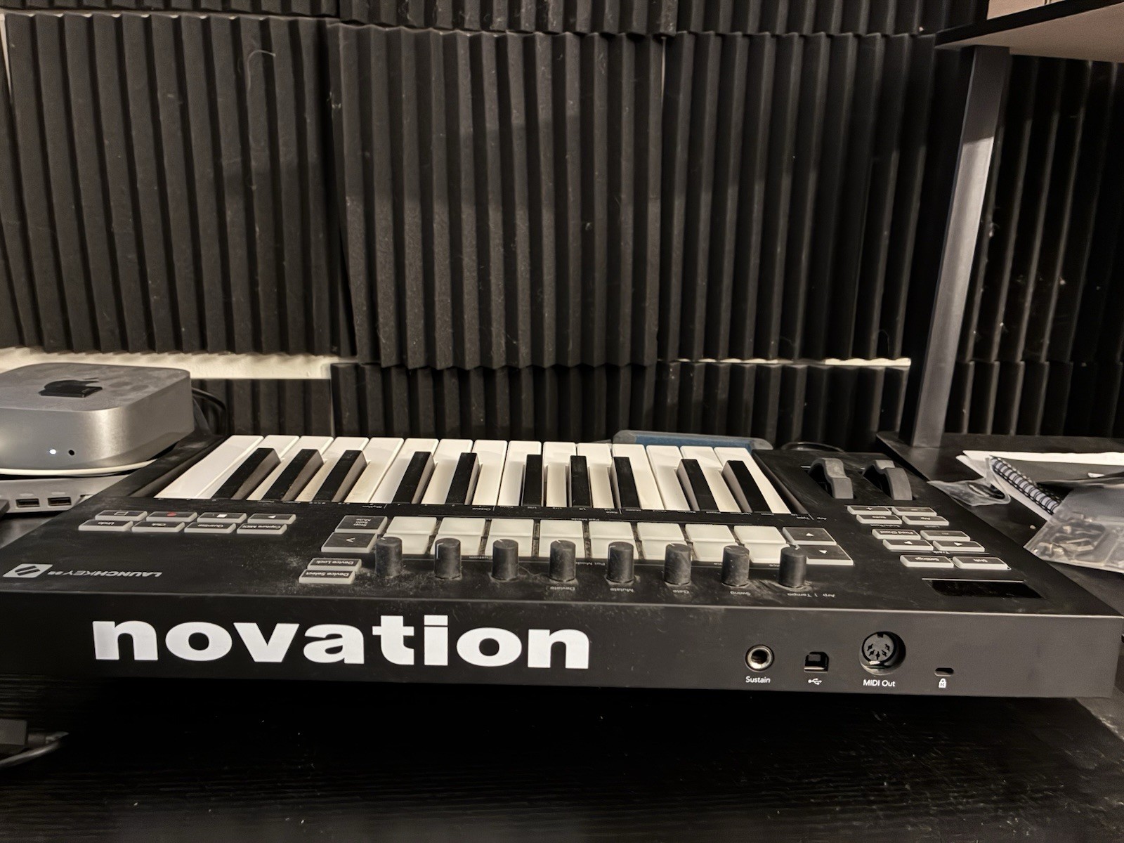 Novation Launchkey 25 MIDI Keyboard Controller Pads Faders Mod Wheel USB