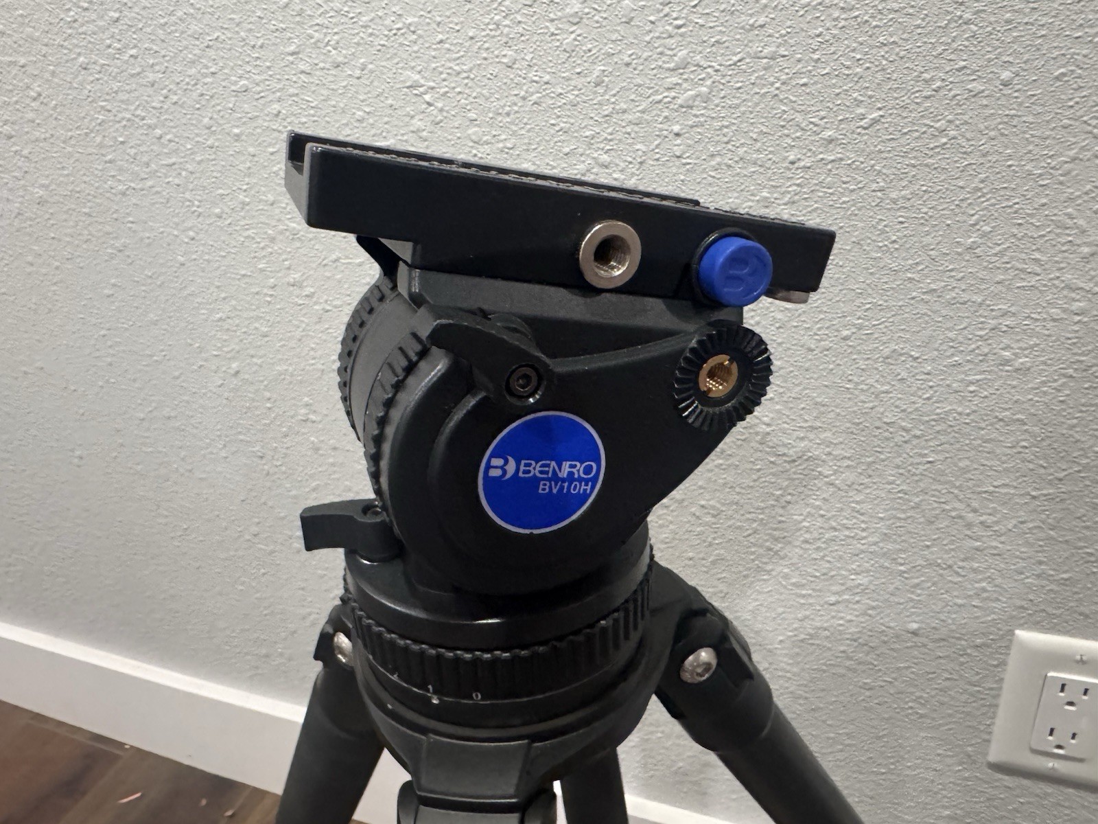 Benro BV10H Tripod System With Carbon Fiber C474T Video Tripod Legs And Bag