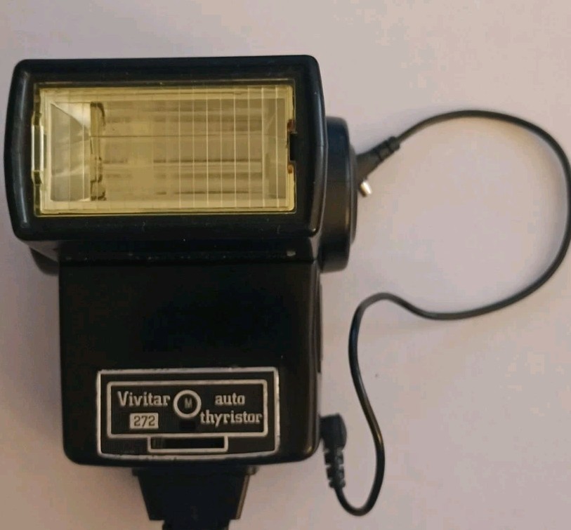 Vivitar 272 Auto Thyristor Camera Photoflash Equipment Untested Sold For Parts