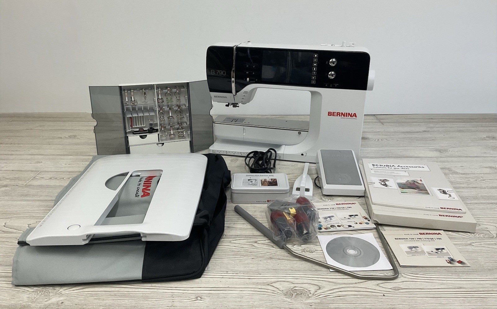 Bernina 790 Sewing & Embroidery Machine W/ Carrying Bag /sb