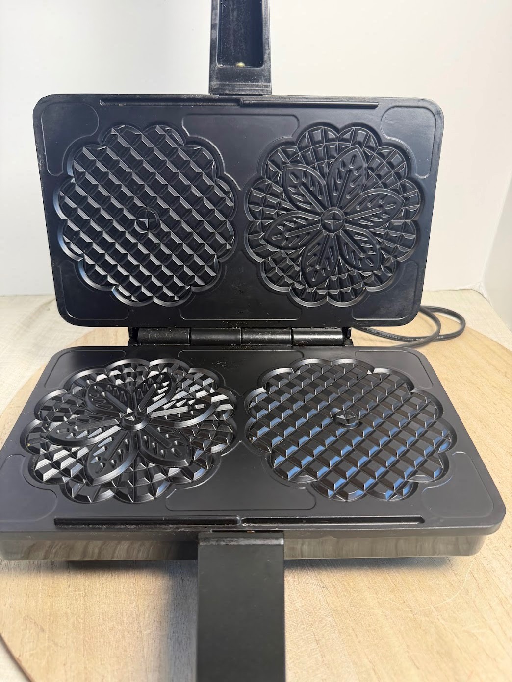 VillaWare Prima Pizzelle Baker Model 6000-NS Cookie Iron