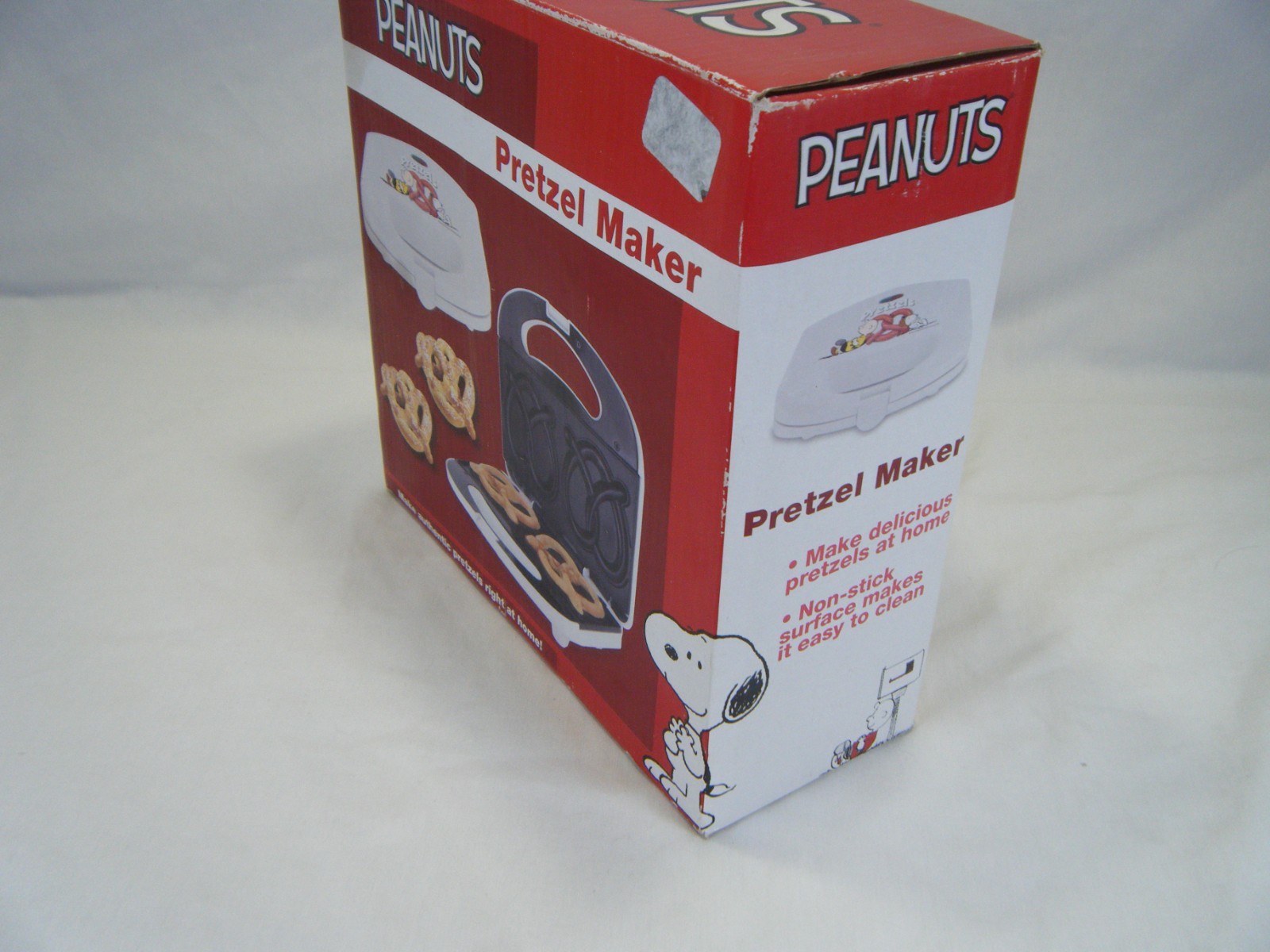 NEW Peanuts Snoopy Pretzel Maker Vintage Kitchen Appliance w Box