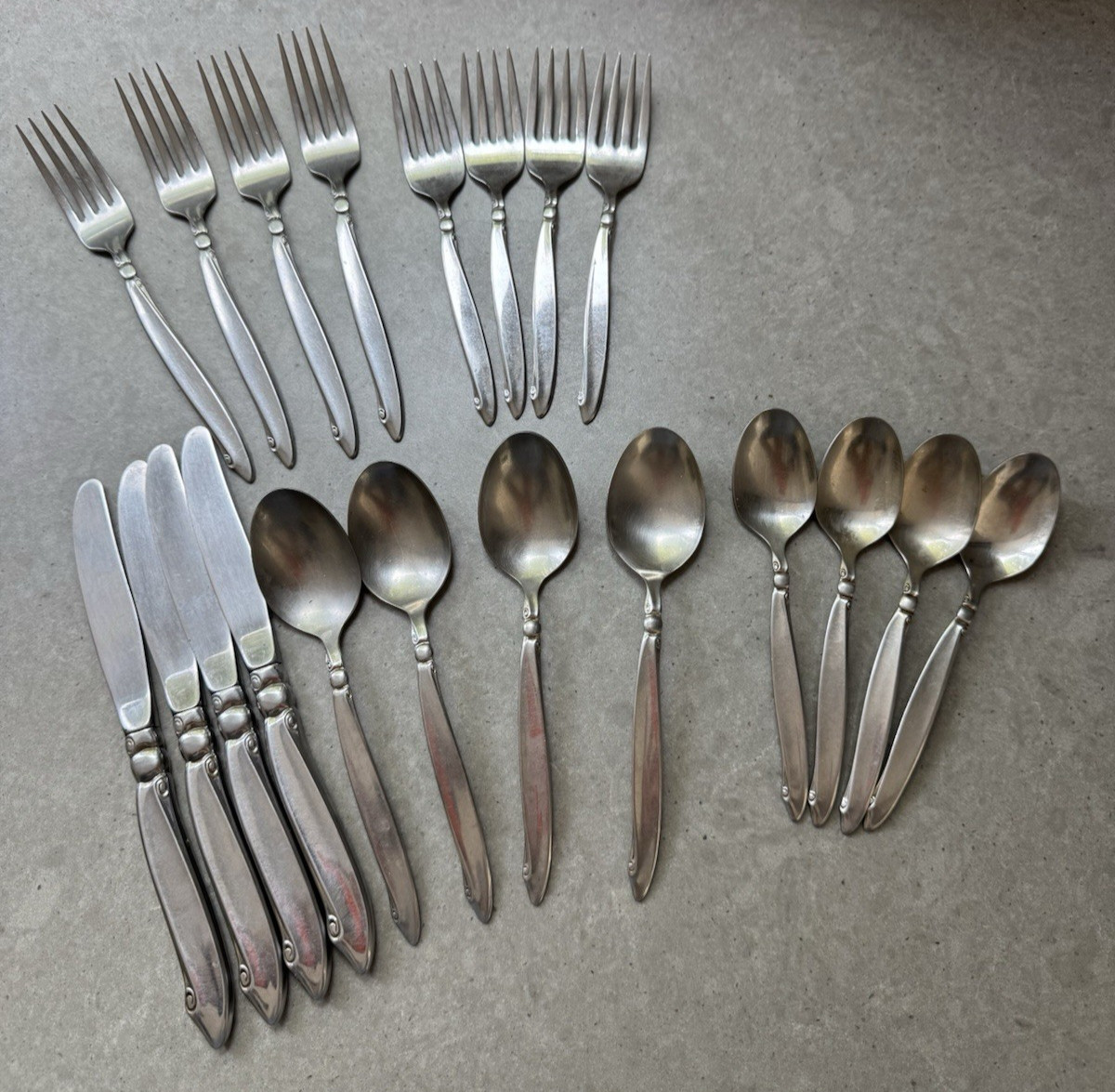 Oneida USA Rogers Flair Pattern Stainless Flatware Complete Service for 4 20 Pcs