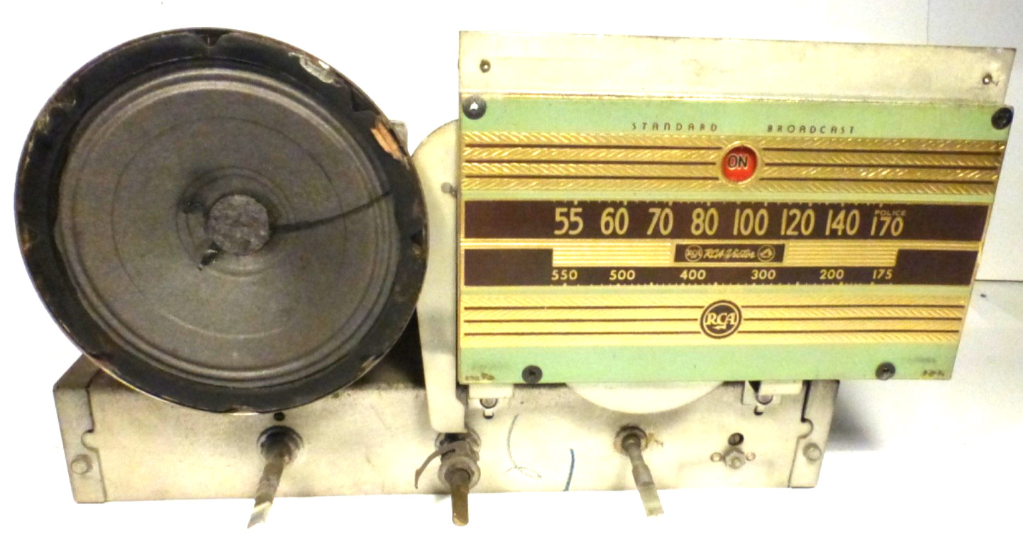 vintage RCA 55F  BATTERY TABLETOP: Untested CHASSIS w/ALL 5 TUBES & GOOD GRAPHIC
