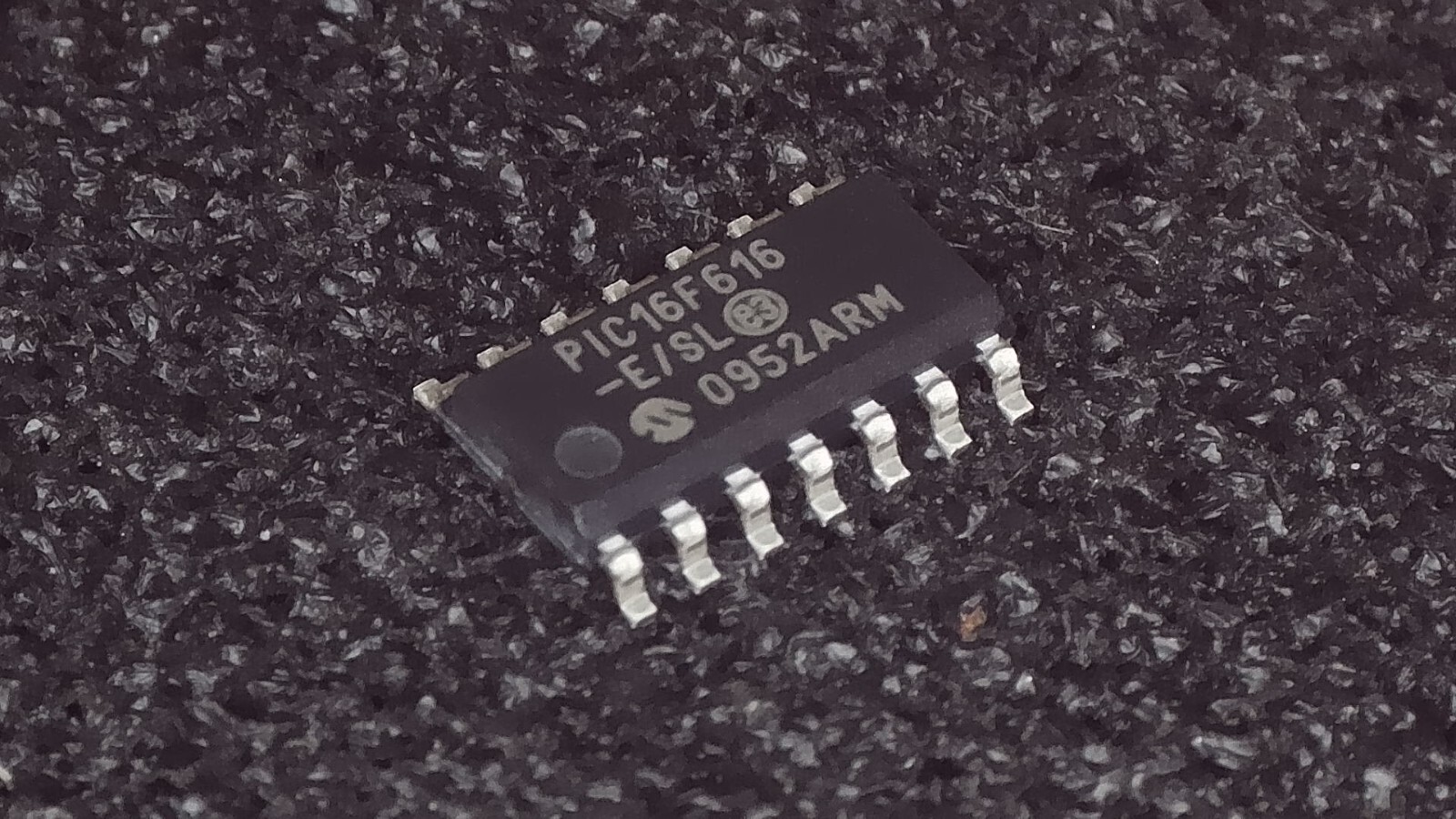 Quantity 5 - Microchip PIC16F616-E/SL 8-Bit Flash Microcontroller SOIC14