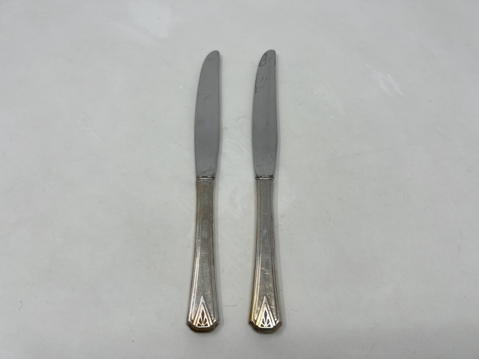 Oneida Deauville pattern Community Plate 2 Modern Dinner Knives Flatware 9-1/4"