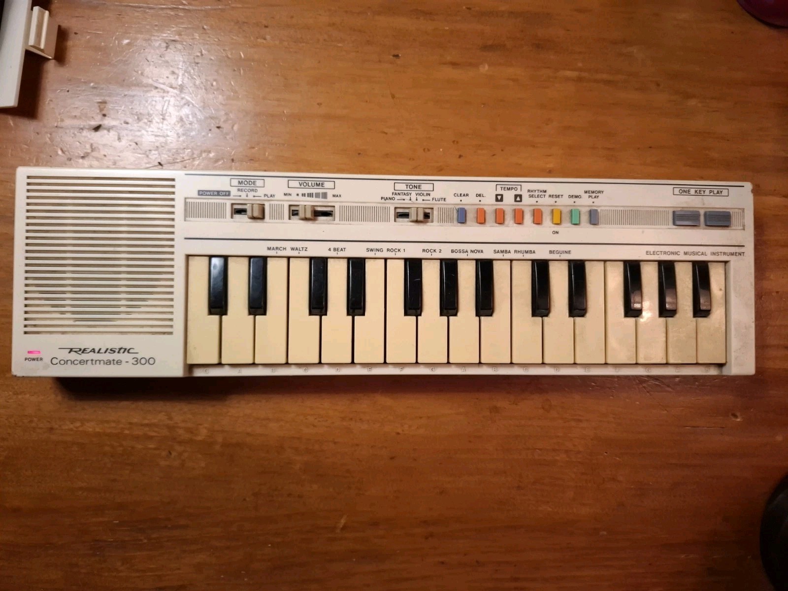 REALISTIC CONCERTMATE 300  SMALL SYNTH KEYBOARD TESTED WORKS GOOD! READ