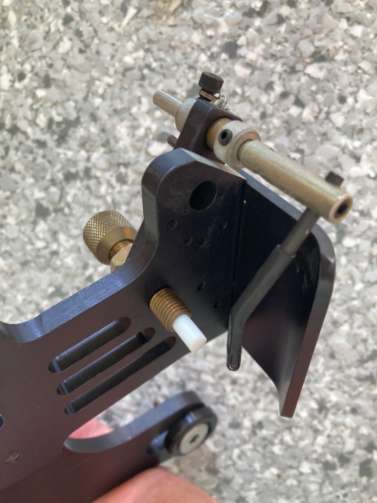 ALL IN ONE DROP-AWAY ARROW REST OVER DRAW CABLE GUARD RIGHT HAND SPRING BUTTON