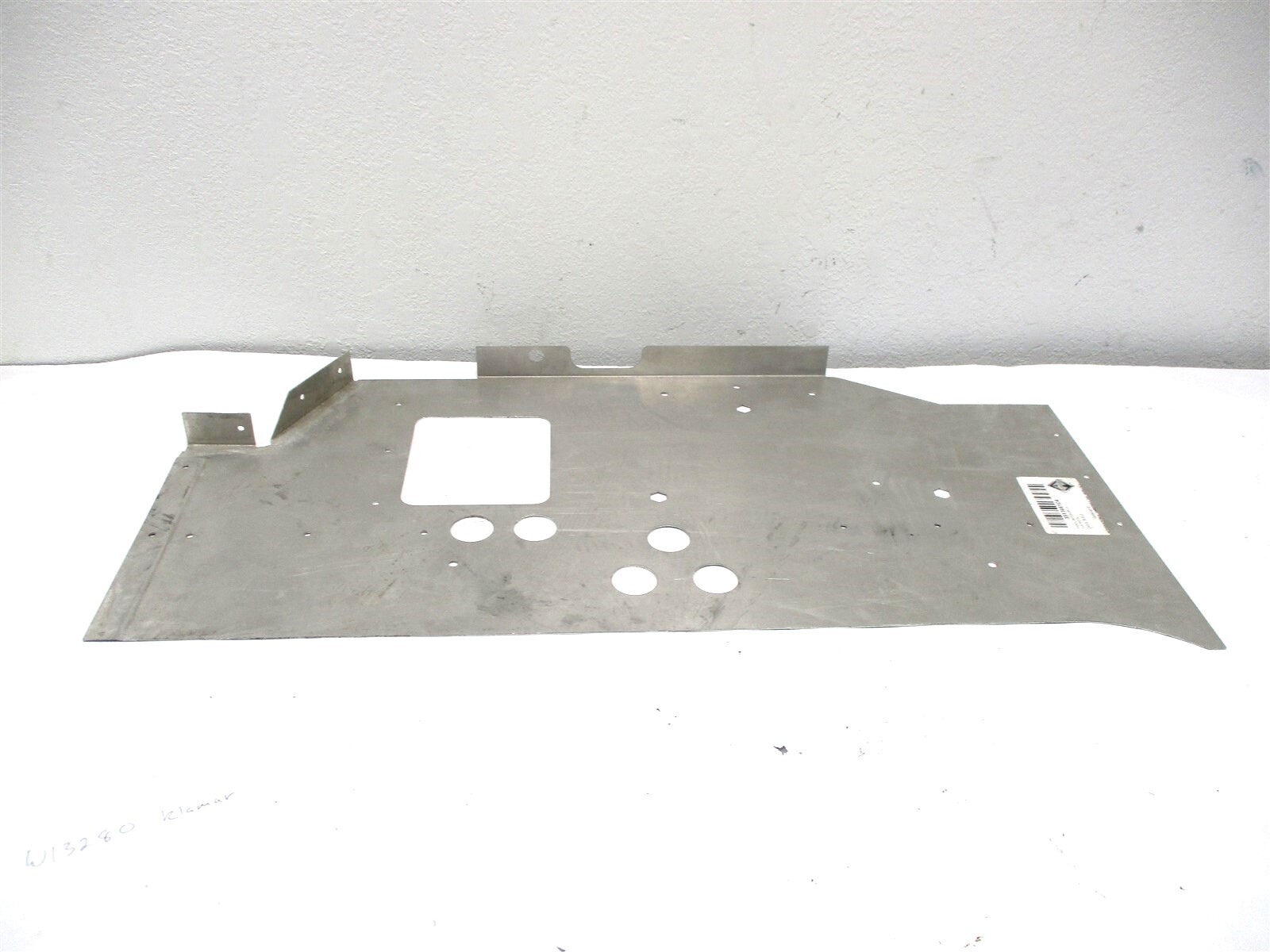 3513661C4 NEW OEM INTERNATIONAL LH INNER SIDE PANEL COWL 3513661C3