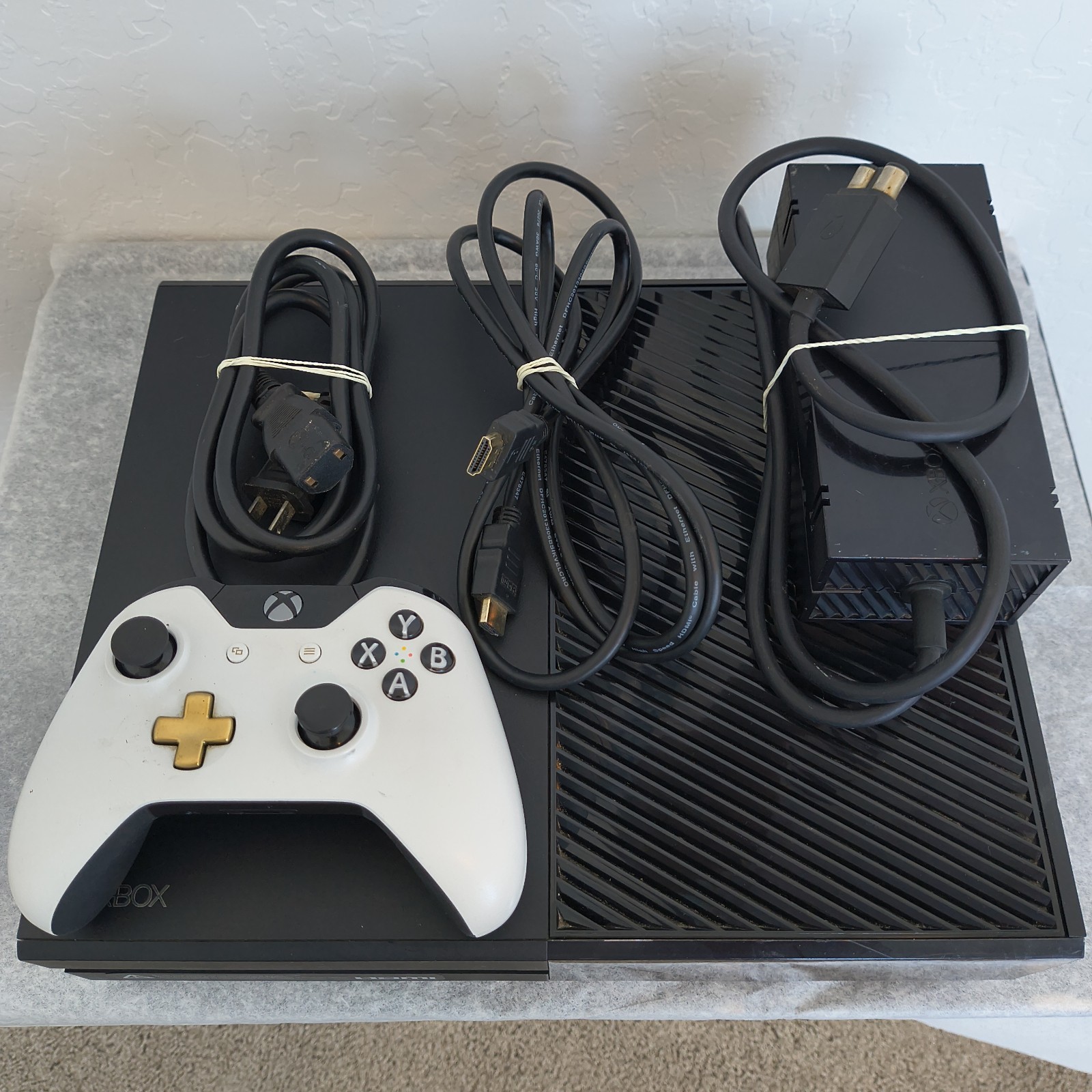 MICROSOFT XBOX ONE 1540 GAMING CONSOLE 500GB Working Great Condition