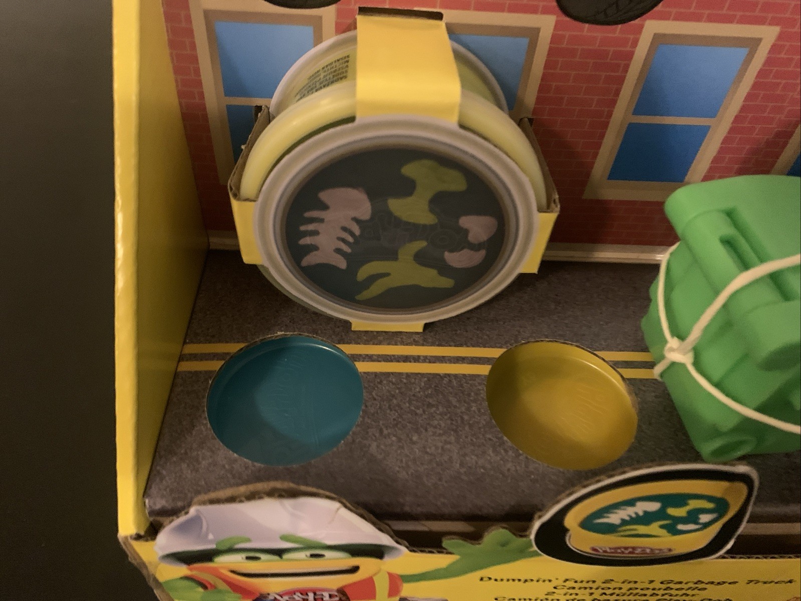 Play-doh Wheels 2-1 Garbage Truck Play set New