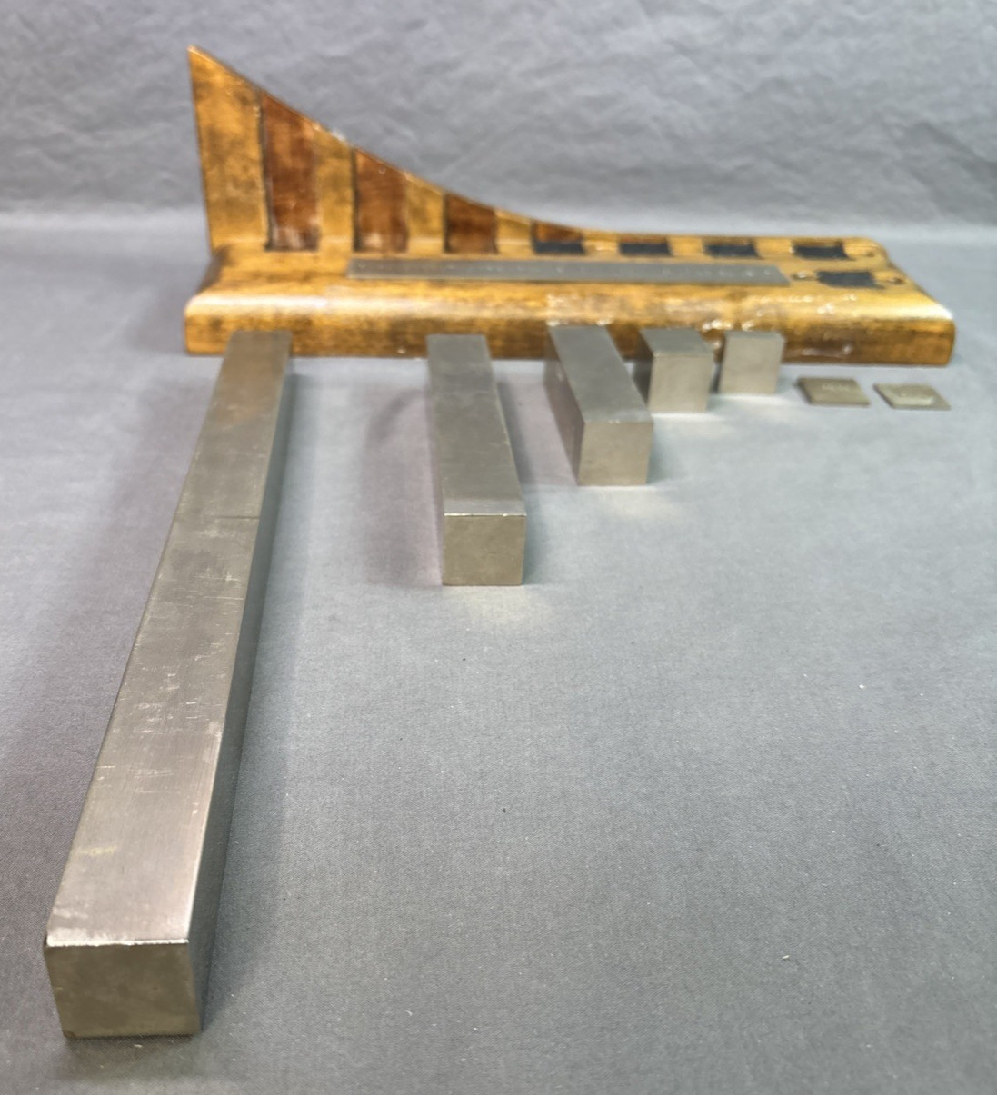 Vintage Acoustic Demonstration Display – Peak Static Pressures for 120–180 Decib