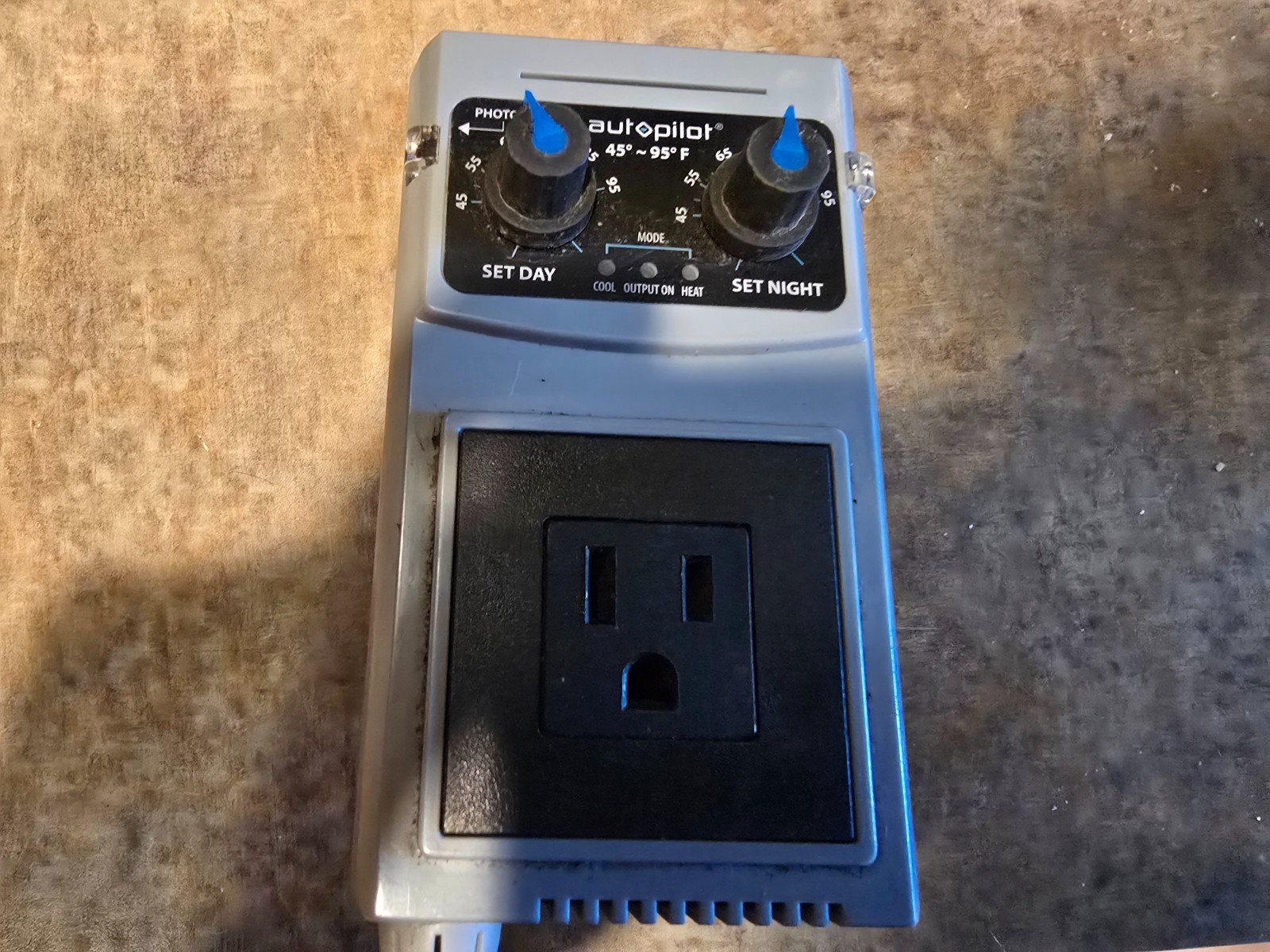 Hydrofarm Autopilot 24 hr Day & Night Cooling/Heating Thermostat-PREOWNED