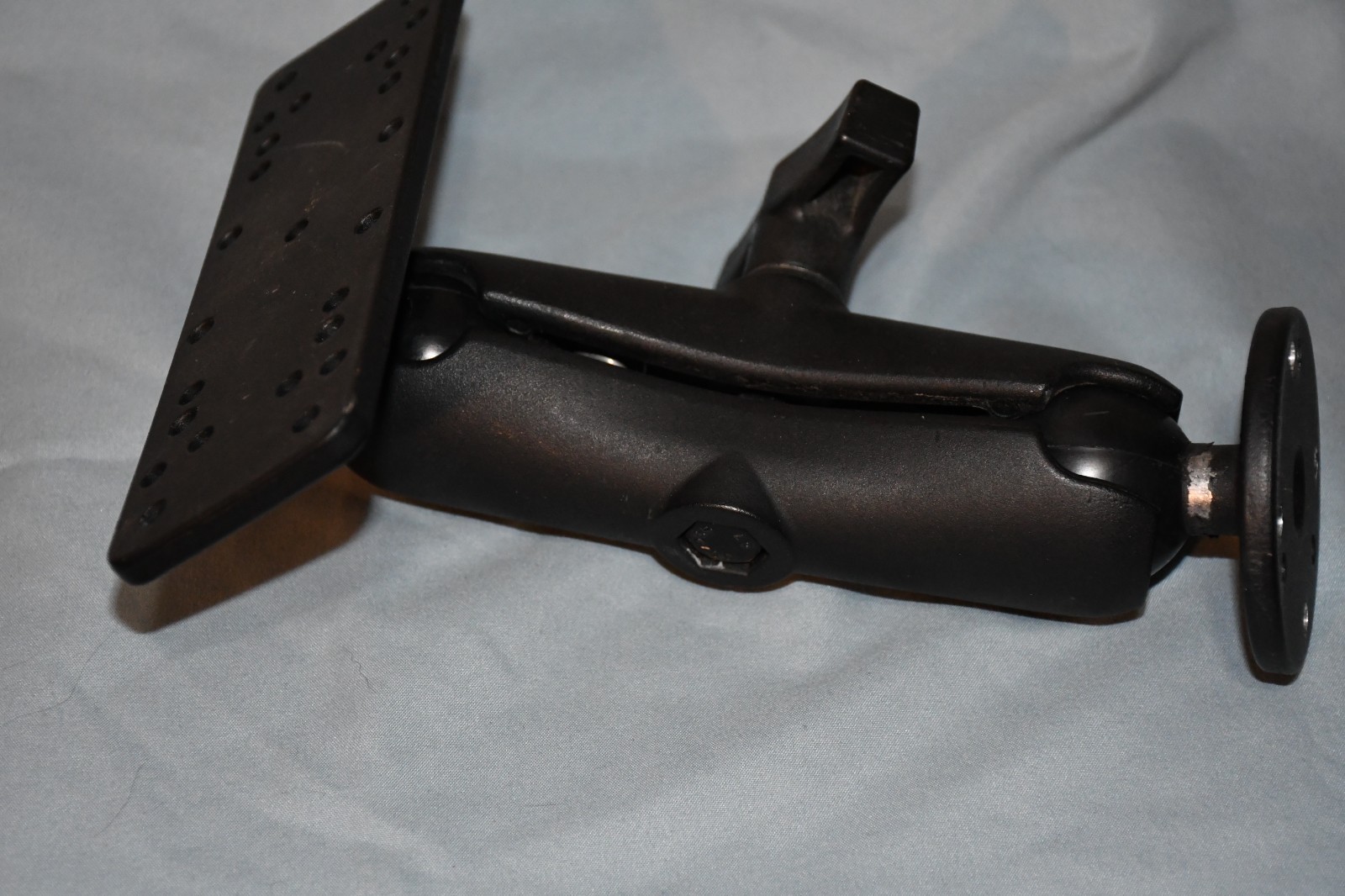 RAM Mount Universal Ball and Socket Electronics Mount with Fish Finder plate