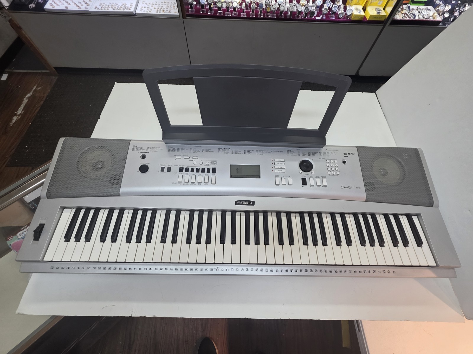 Yamaha Portable Grand Piano DGX-230 Piano Electronic Keyboard 76 Keys WORKING