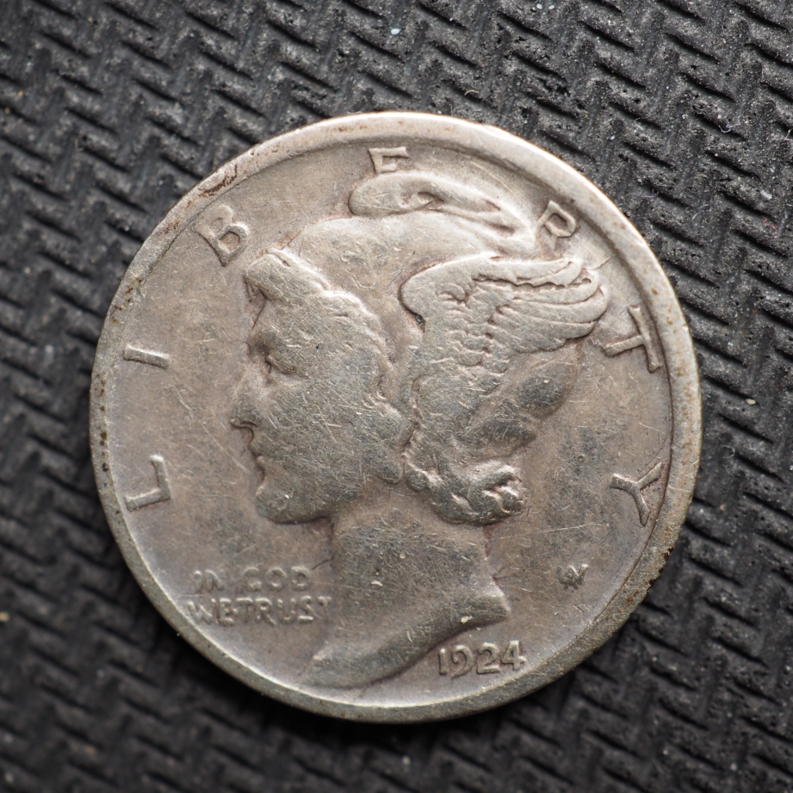 1924  **D**MERCURY   HEAD  SILVER DIME - FREE SHIPPING! C2525