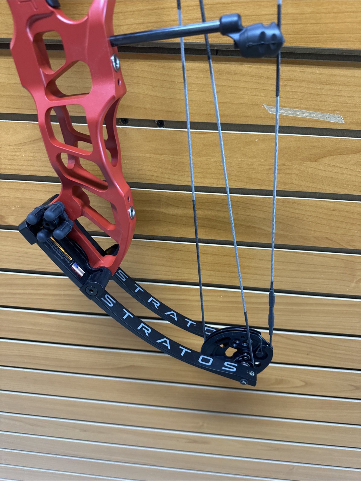 Hoyt Stratos 40 Compound Bow - RH - 50-60# - 25.5-29” - Item 6025