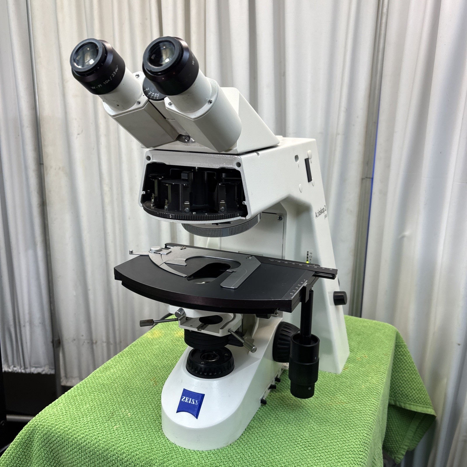 Carl Zeiss Axioskop 2 Plus Trinocular Microscope stage light source objectives