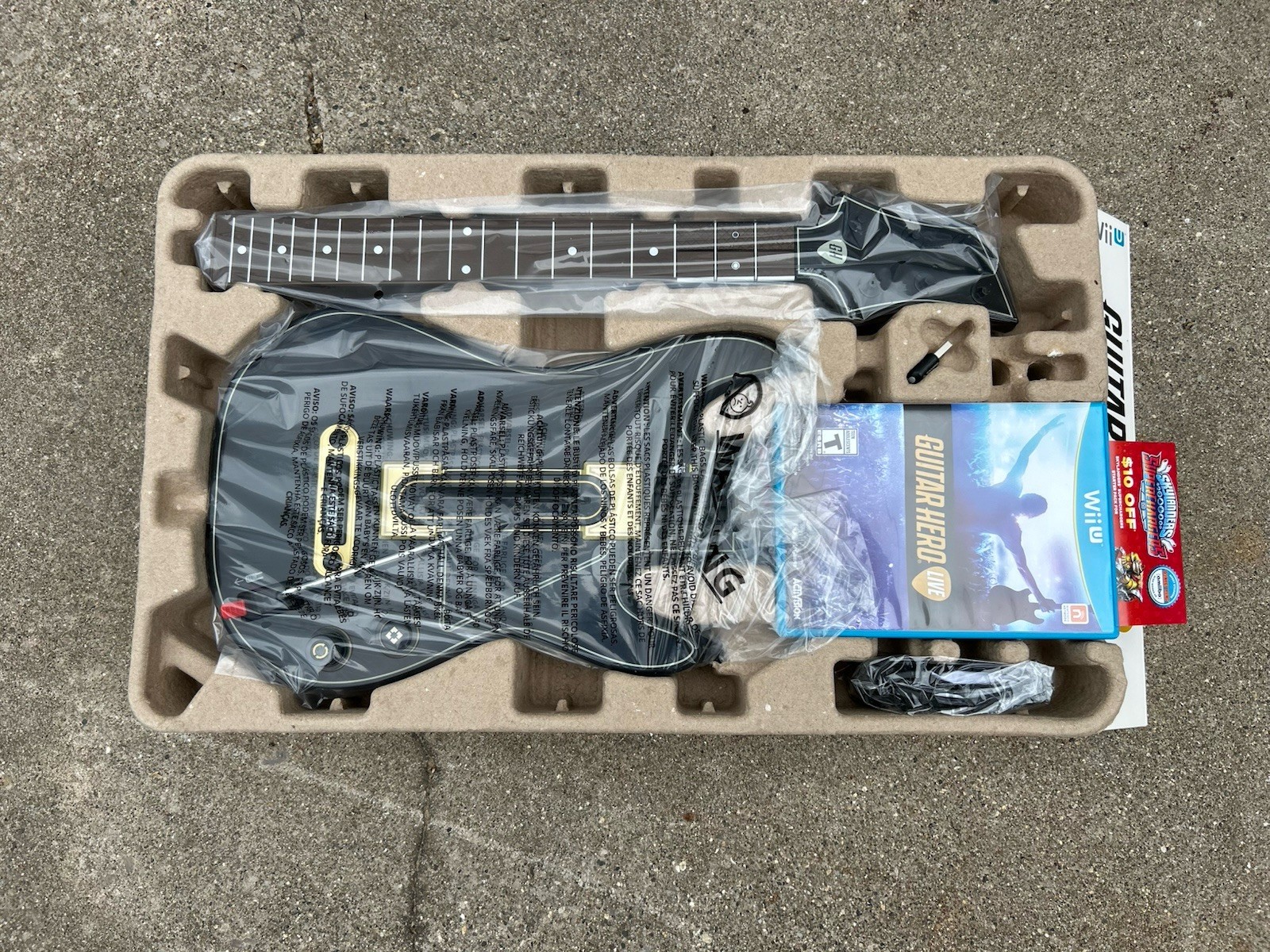 GUITAR HERO LIVE (Wii U, 2015) Deluxe Box Controller Bundle Open Box