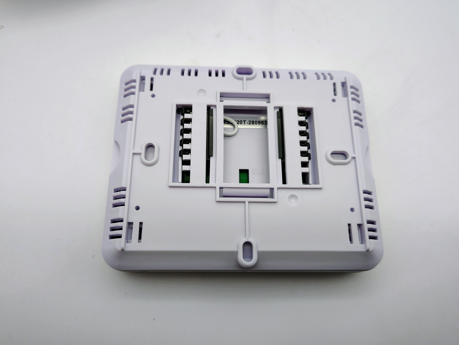 Robertshaw Programmable Multi-Stage 3H/2C Touchscreen Wall Thermostat RS9320T