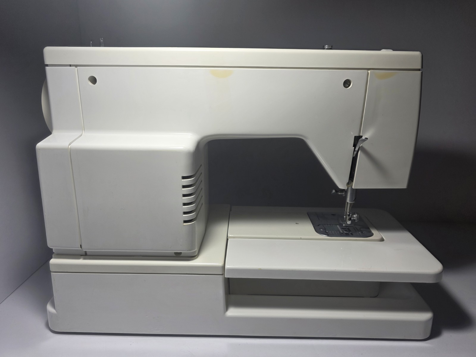 Singer Sewing Machine Model 6105 w/ Foot Pedal 9-Pattern Zig-Zag - Tested