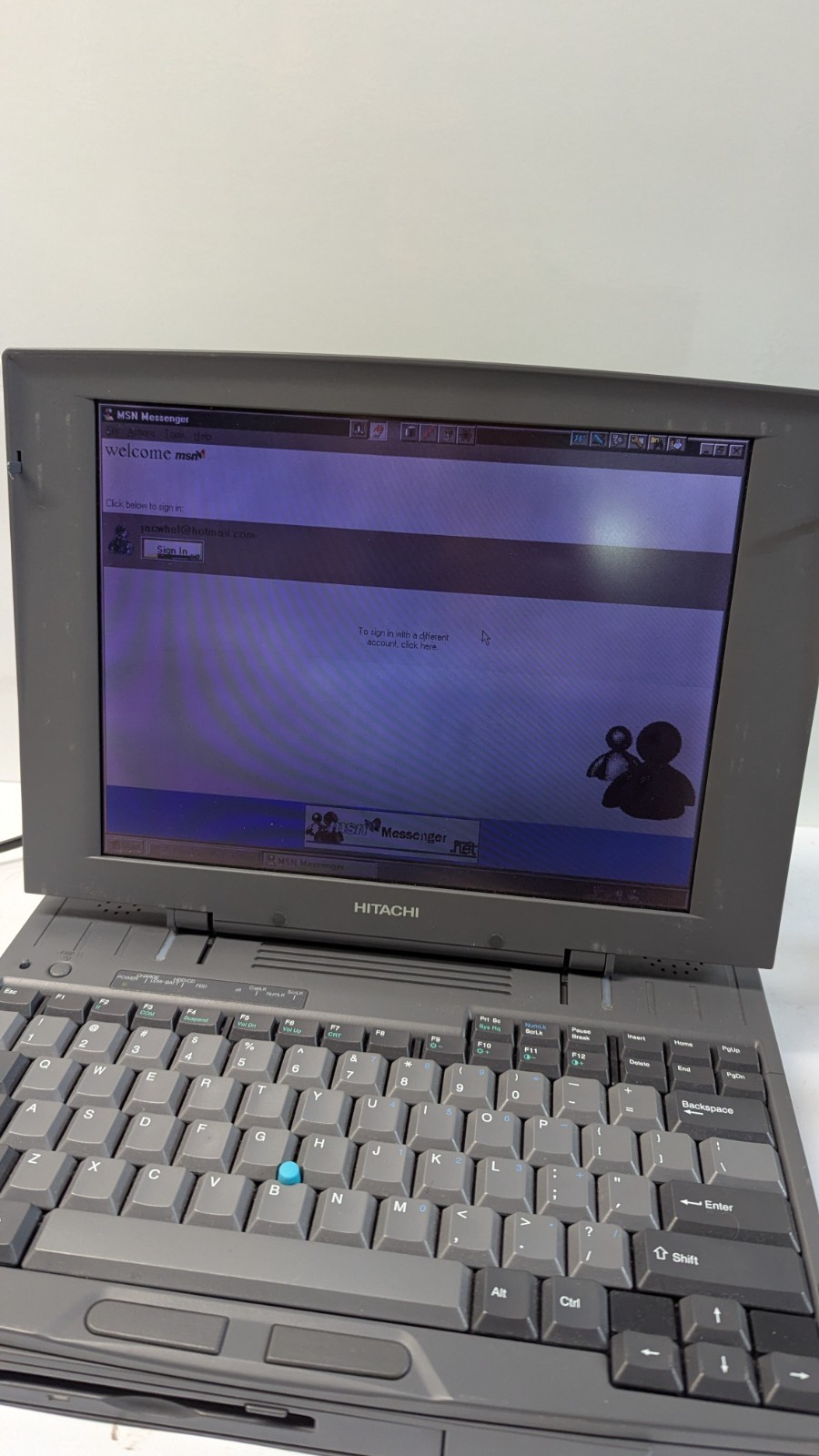 VINTAGE HITACHI M-1200 LAPTOP COMPUTER TURNS ON