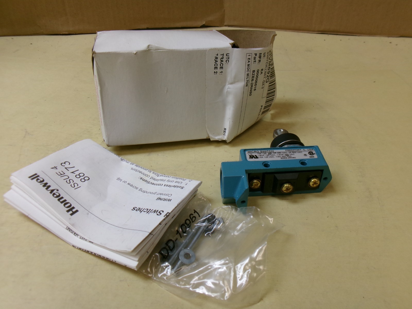 Honeywell BZE6-2RN80 Micro Switch , 15A 125 250 480VAC , 2A 600VAC, Missing Base