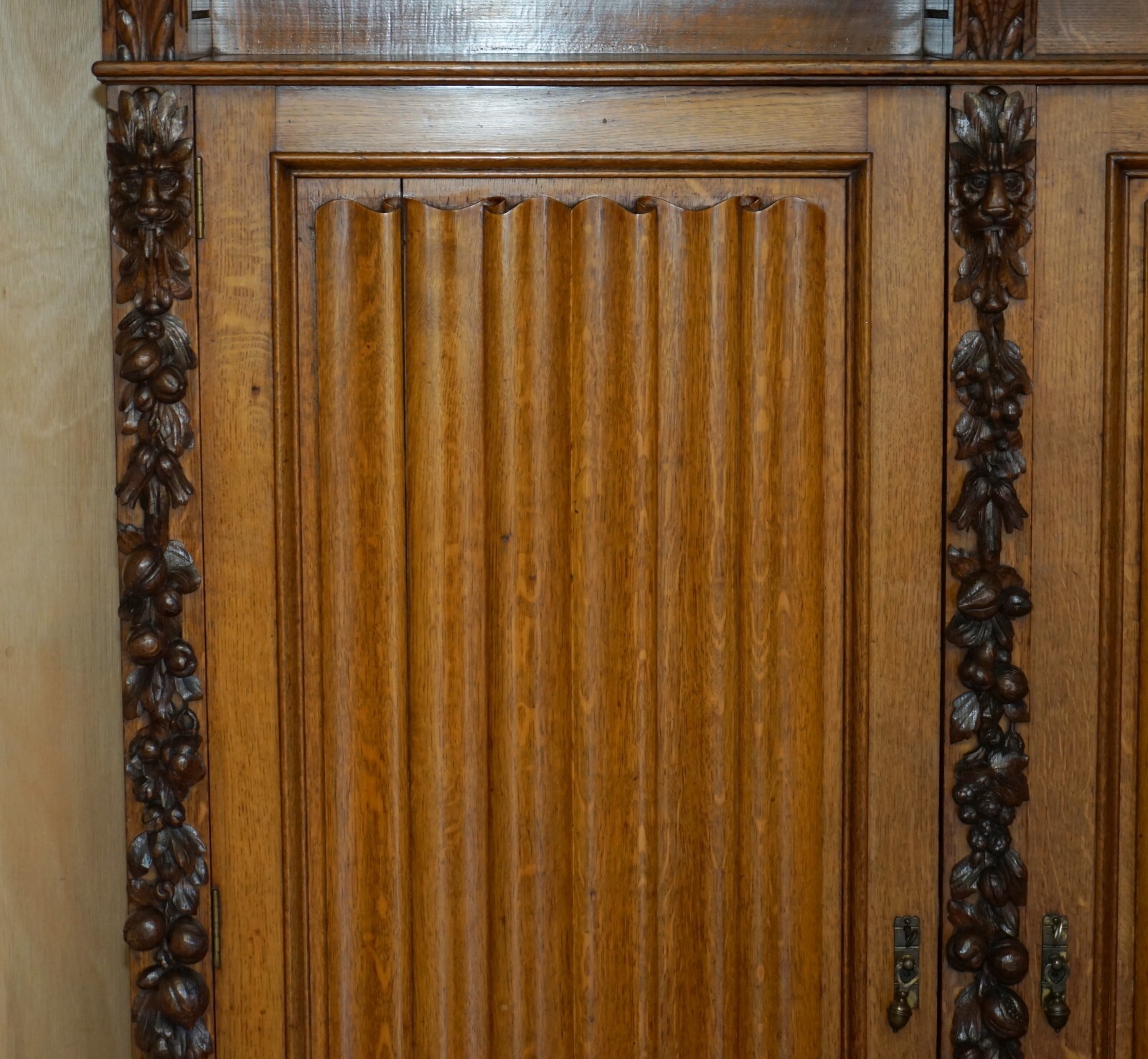 FINEST QUALITY HAMPTON & SON'S ANTIQUE VICTORIAN WALNUT HAND CARVED BACON SETTLE