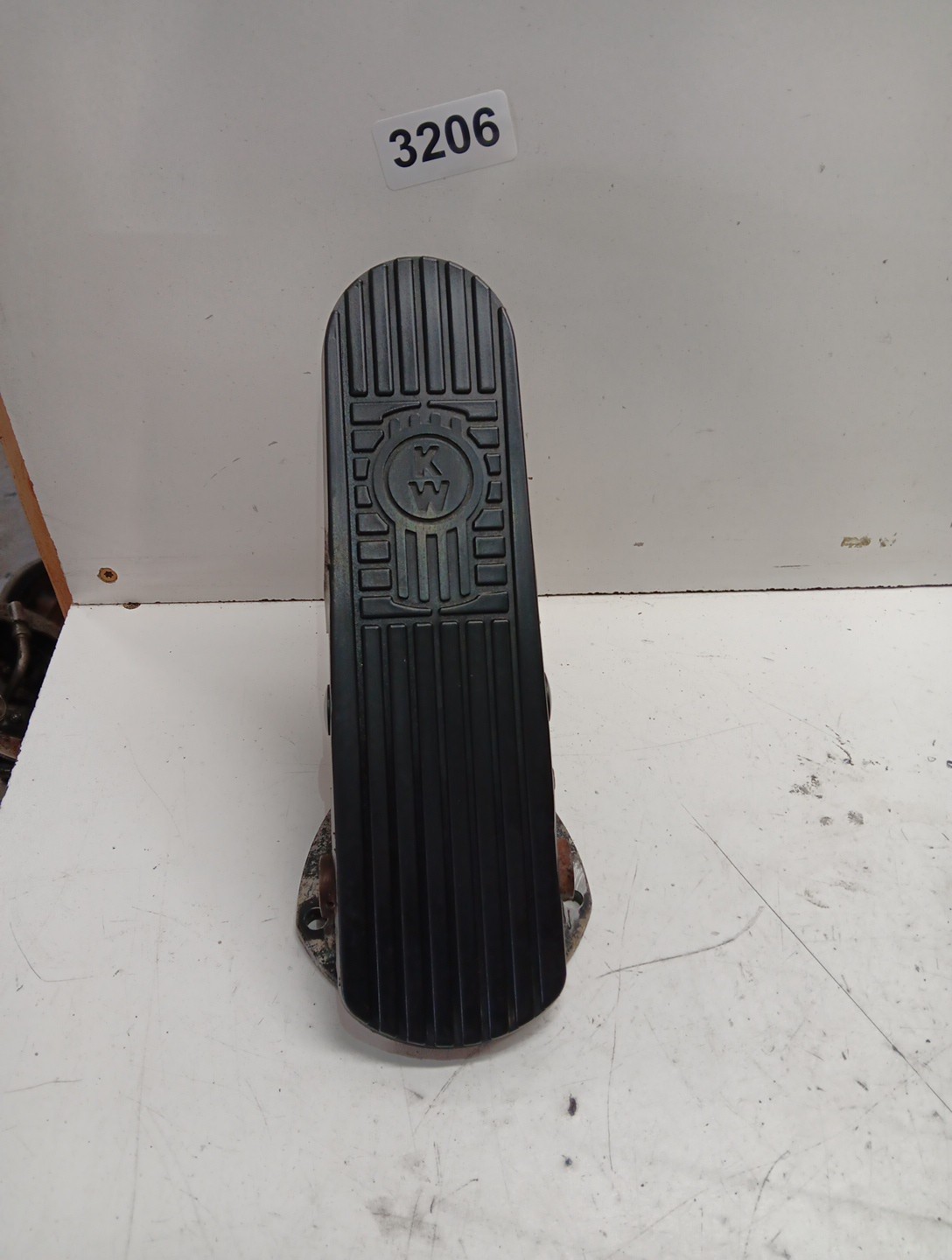 Kenworth G90-1067 Brake Pedal With Brake Valve Item #3206