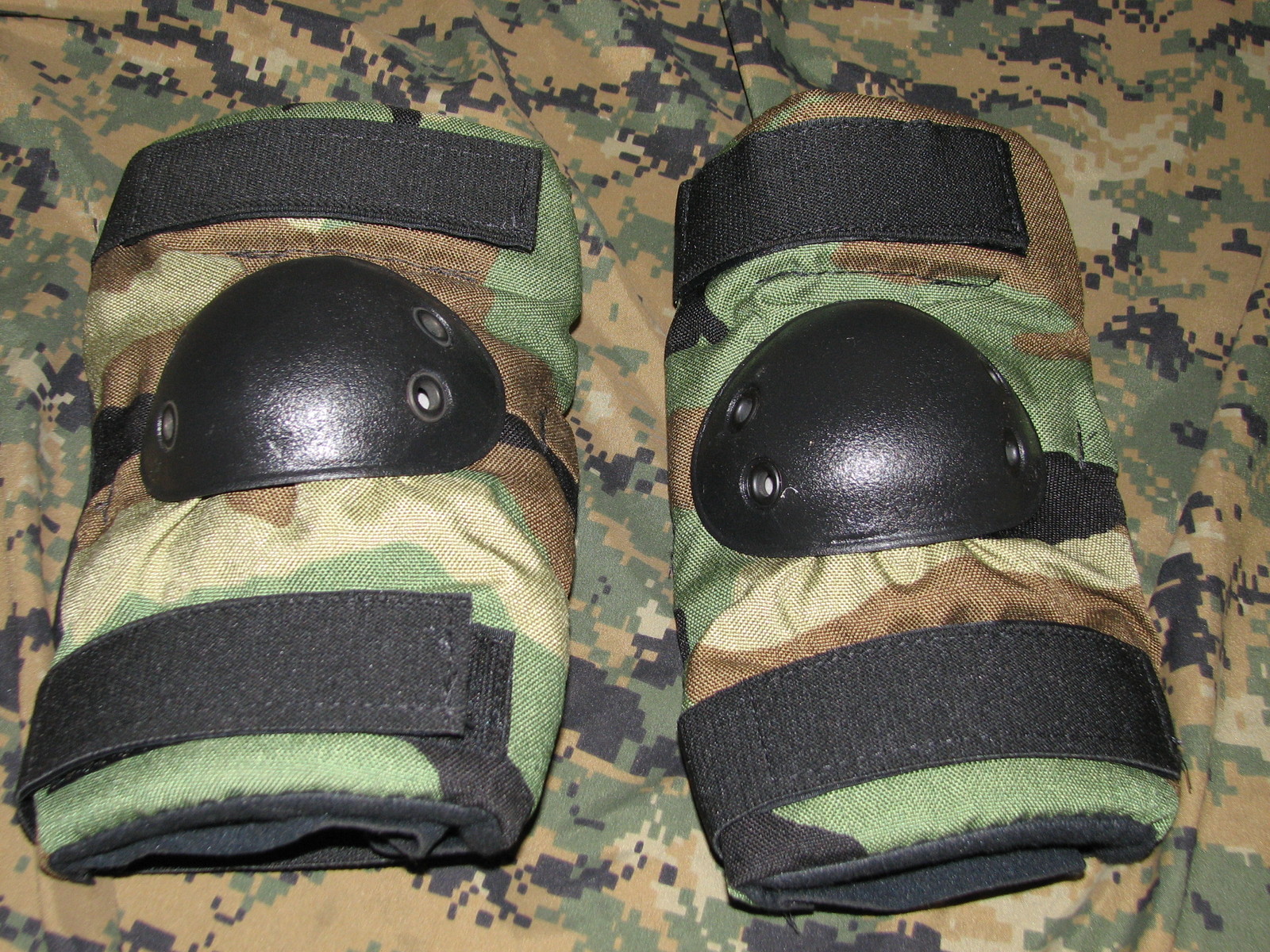 made in USA elbow pads new woodland BDU size MEDIUM BIJAN paintball gear