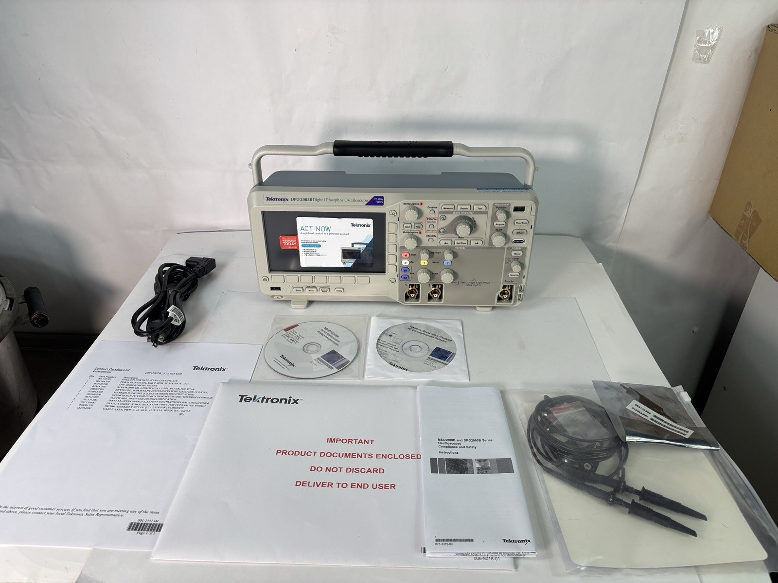Tektronix DPO2002B Oscilloscope 70 MHz 1 GS/s   NEW Open Box