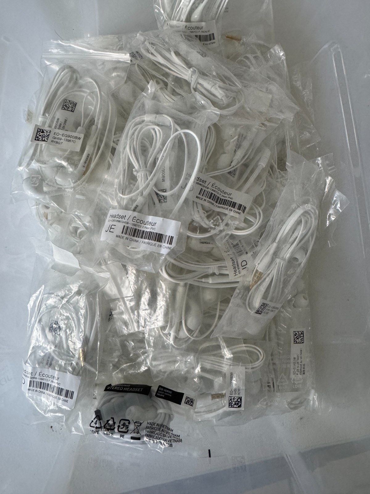 Lot of 22 OEM Samsung 3.5mm Wired Earbuds Headset w/ Mic White EO-EG900BW
