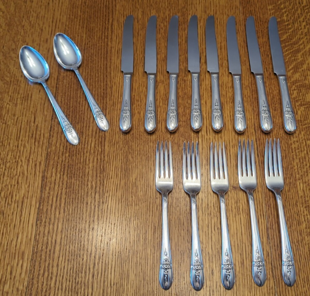 Set of 15- WM ROGERS IS- 1941 TRIUMPH SILVERPLATE- Forks, Tablespoons & Knives
