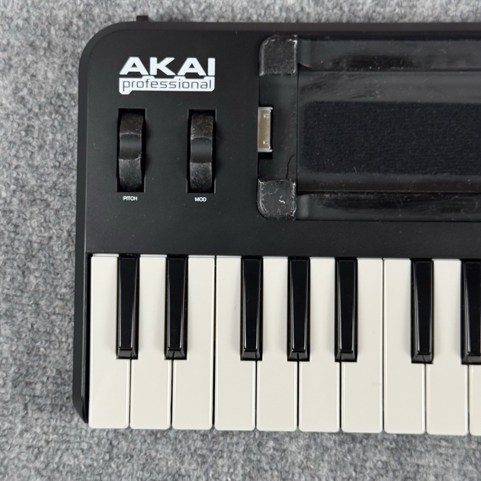 VINTAGE AKAI PROFESSIONAL SYNTHSTATION 25 PORTABLE KEYBOARD CONTROLLER