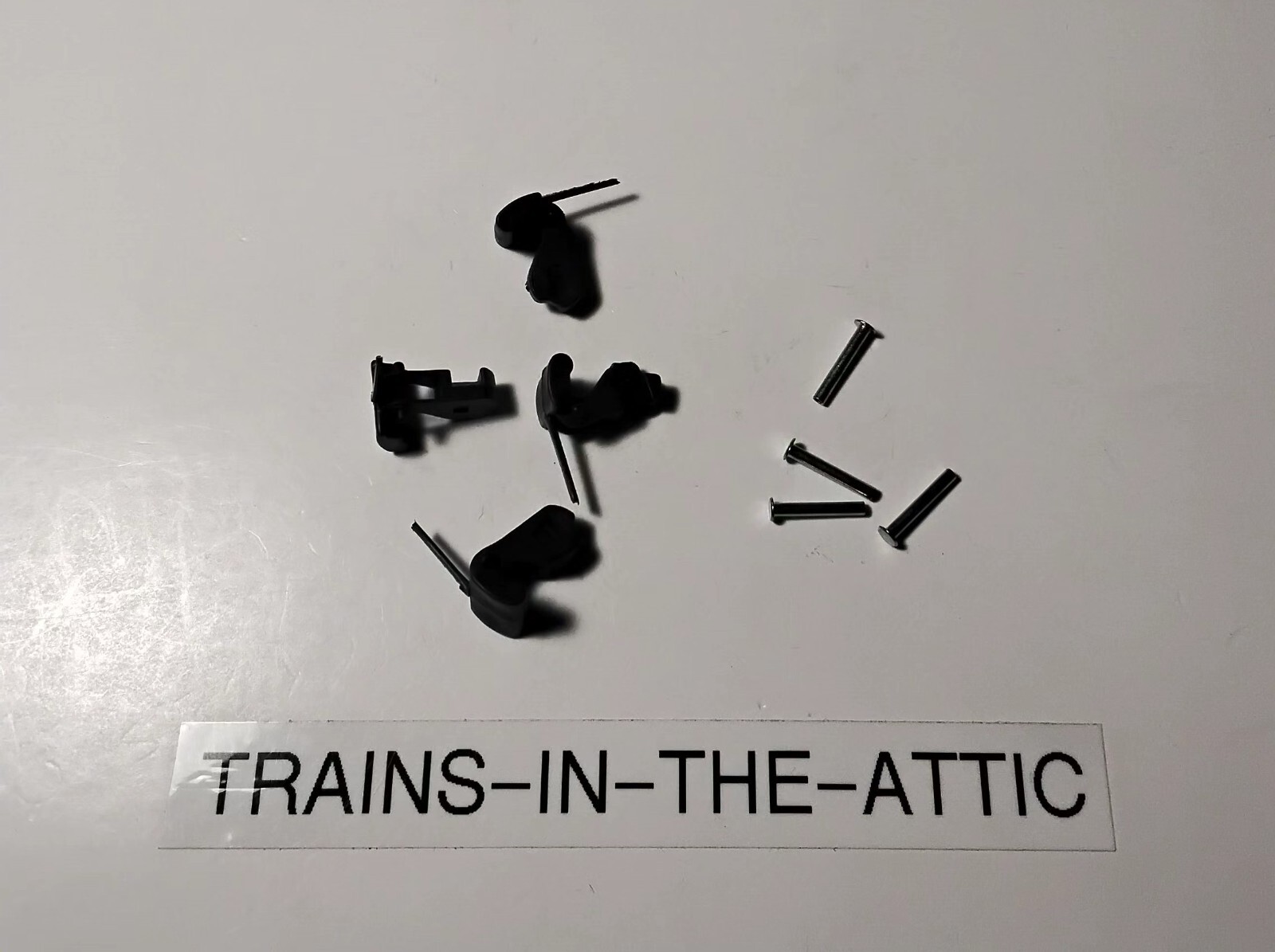 LIONEL COUPLER PLASTIC KNUCKLE WITH SPRING 9050-56 4 PIECES WITH 4 TC-23 RIVETS.