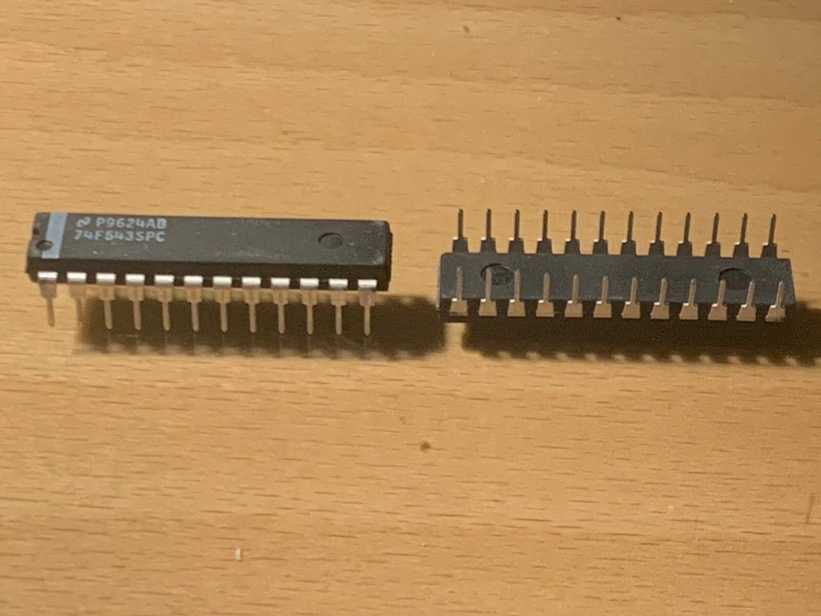74F543SPC- National IC- 8-BIT REGISTERED TRANSCEIVER, TRUE OUTPUT, DIP24.