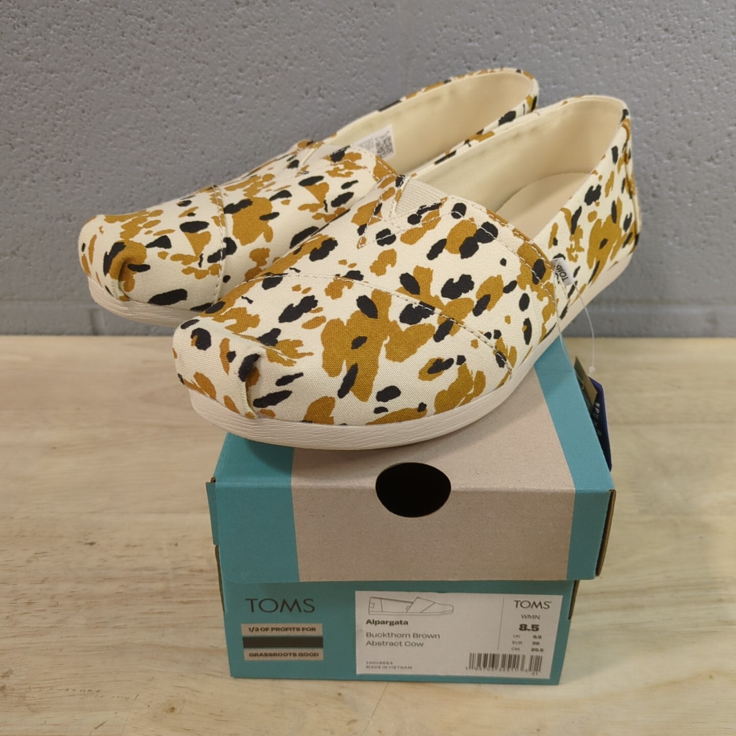 Toms Shoes Womens Size 8.5 Alpargata Flats Buckthorn Brown Abstract Cow U3