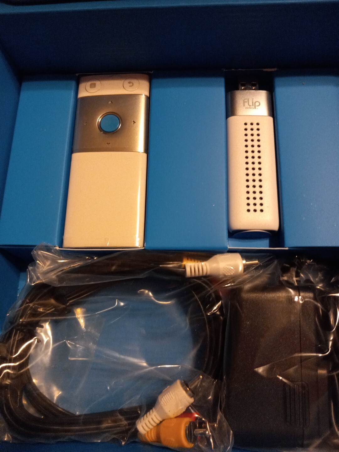 Flip Video Flipshare TV Base CTV1W with Remote Cables Instructions 2.B4
