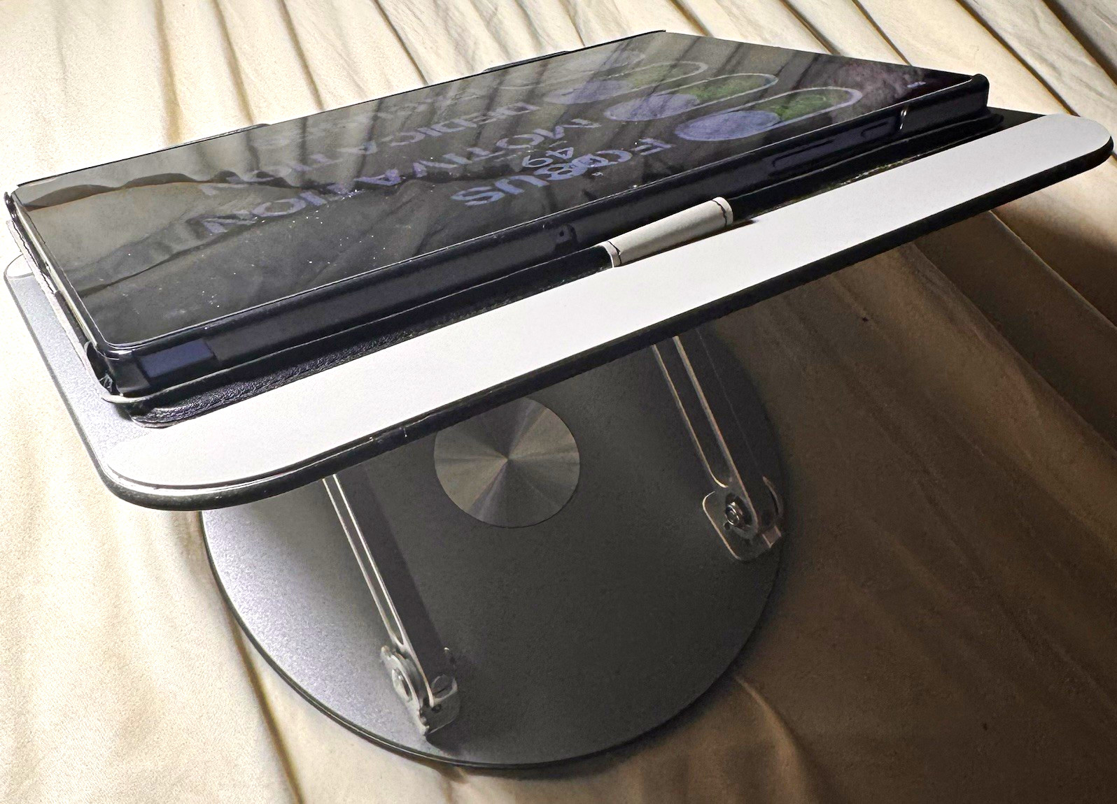 MUNBYN Aluminum Laptop Stand/Riser Adjustable Foldable Rotatable Ventilated