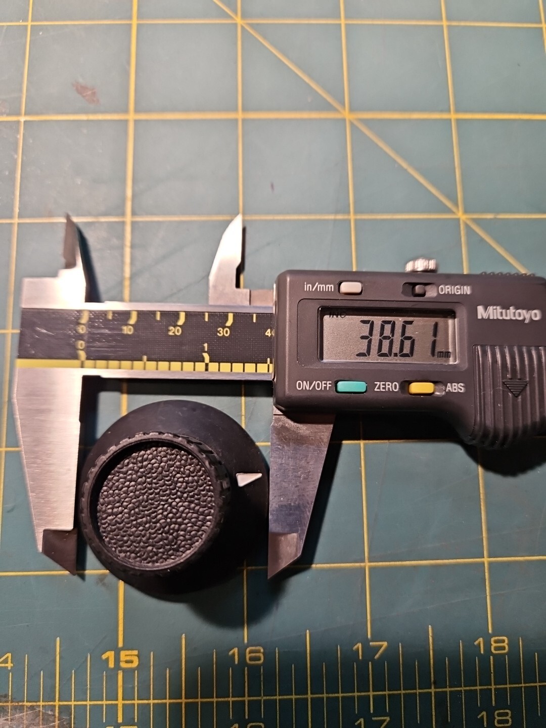 BLACK PLASTIC KNOB WITH POINTER