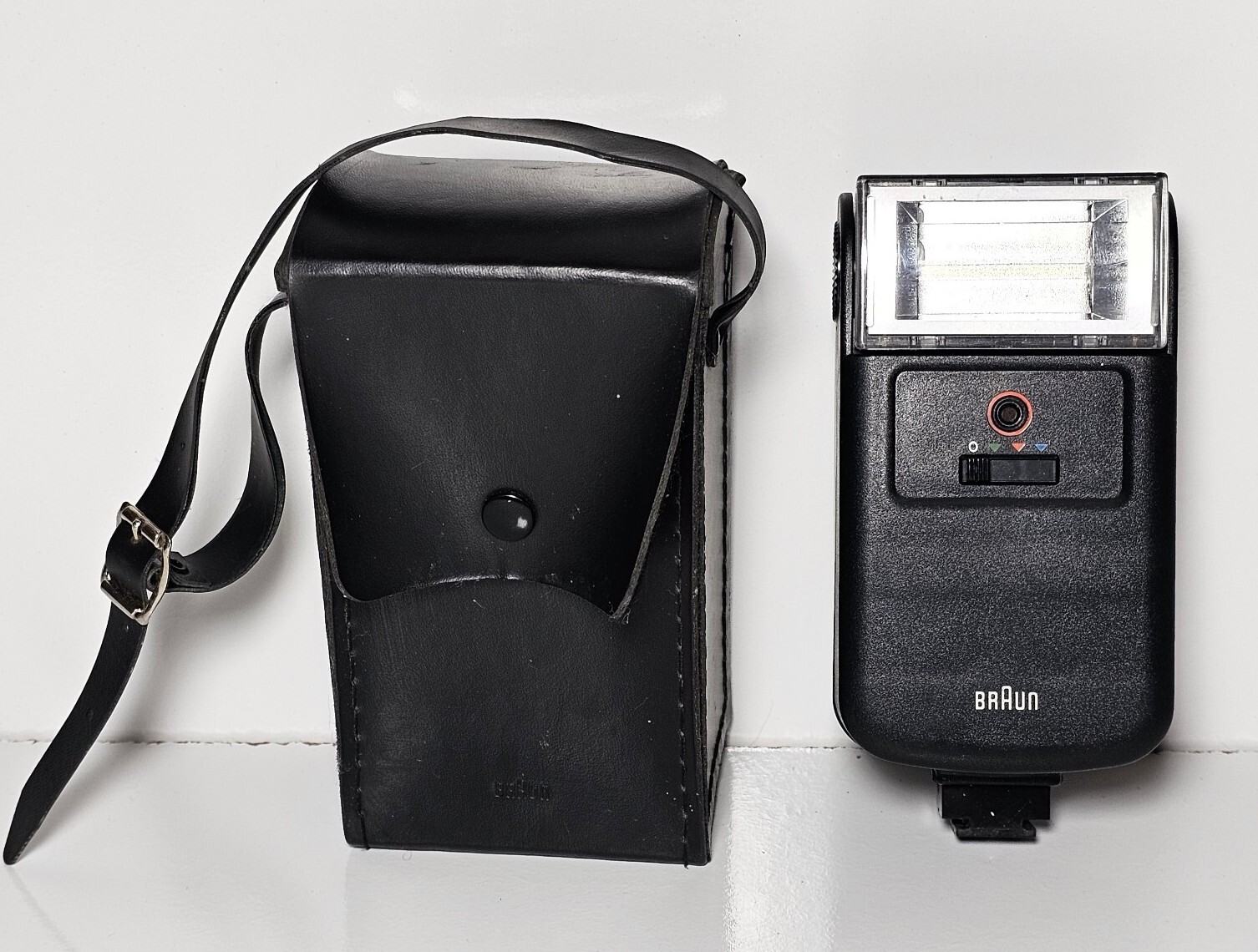 Braun 2000 Camera Flash 400 VC Middle Contact With Leather Case Vintage