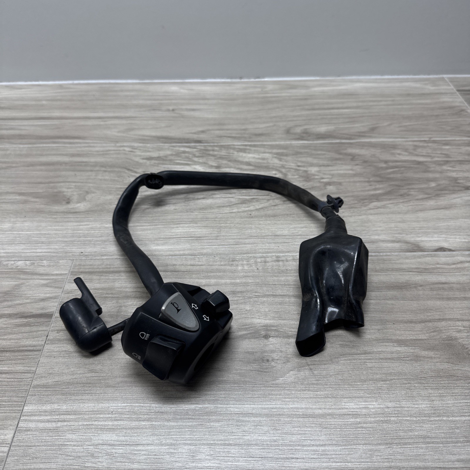 2015 13-15 Honda CBR500R Left Switch Handlebar  Turn Light Horn 308332 OEM