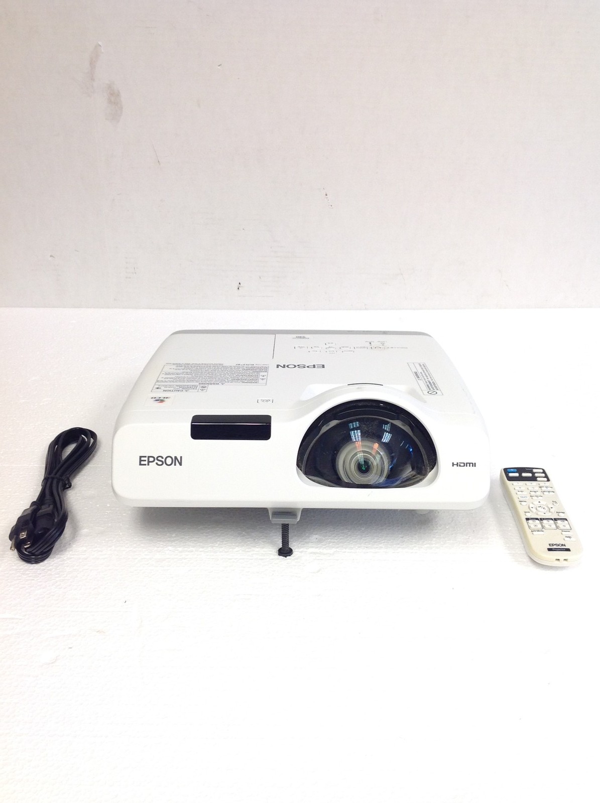 Epson PowerLite 530 3LCD 3200 Lumens 1024x768 Projector H673A w/ Remote, 334 Hrs