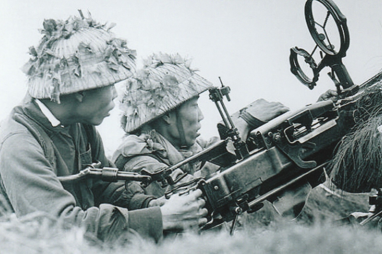 Vietnam  War  Photo --  North Vietnam Soldiers - Anti-Aircraft Gun