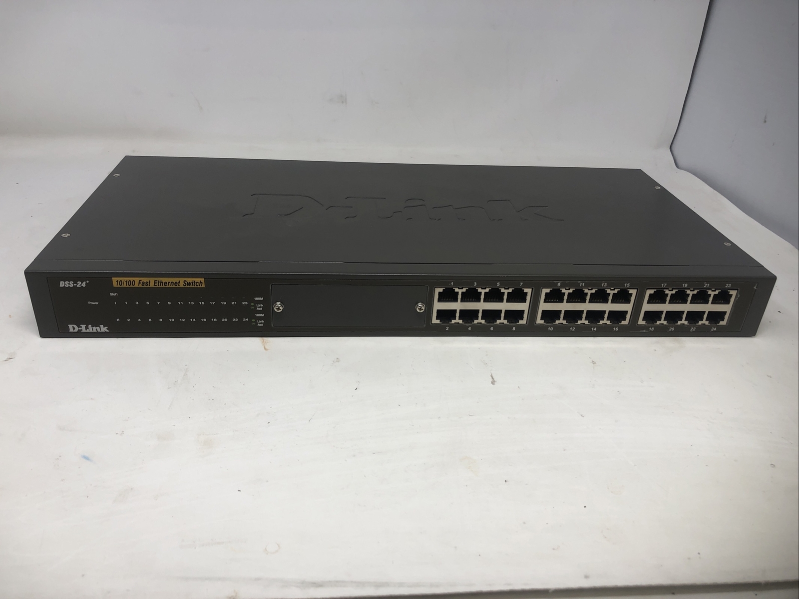 D-LINK FAST ETHERNET SWITCH 10/100- 24 PORT DSS-24+ - PREOWNED