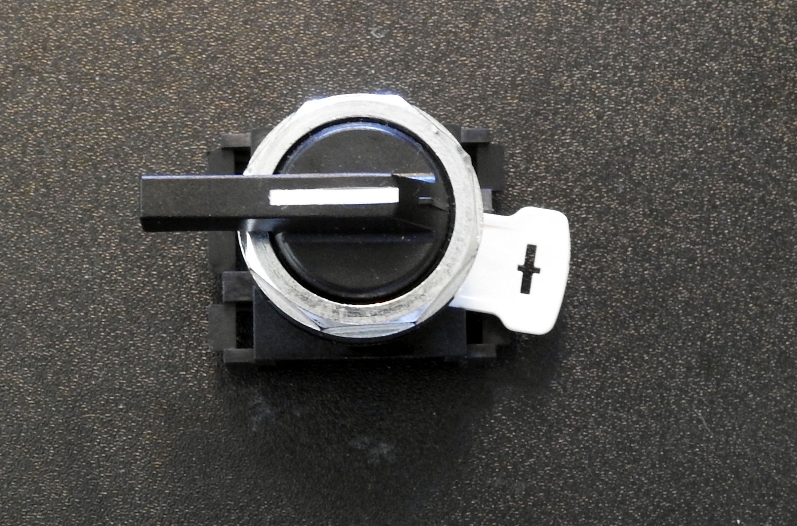 E22VL1 Cutler Hammer 3 pos. Selector Switch Operator, Spring Return to Center