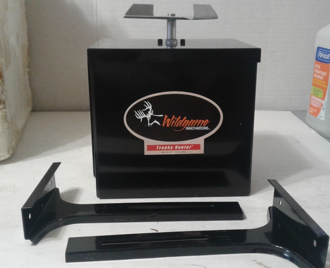 Wildgame Dusk/Dawn Feeder Kit 6 Volt open damaged box