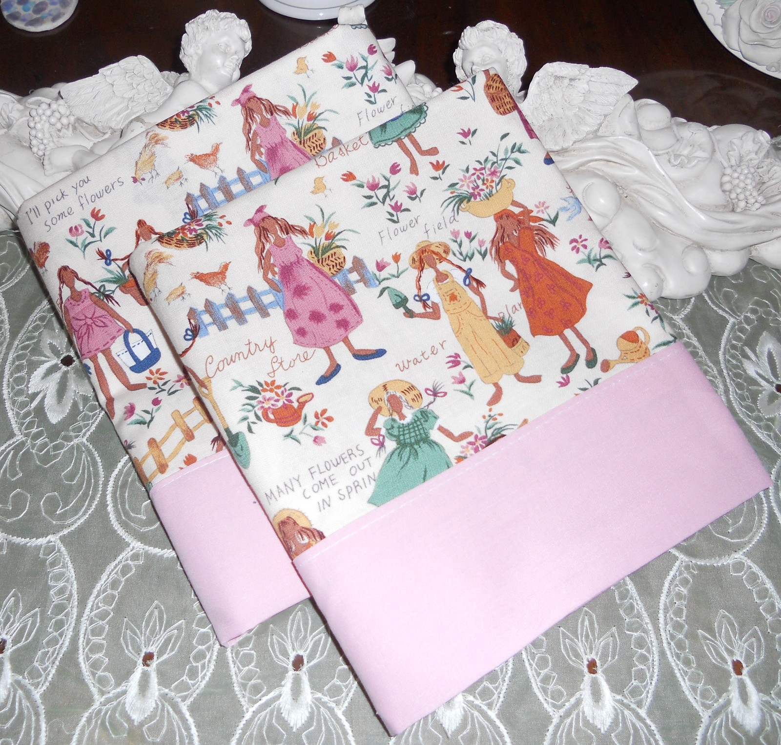 COUNTRY COTTAGE KIDS SET/ 2 COUNTRY GIRLS BASKETS OF SPRING FLOWERS PILLOWCASES