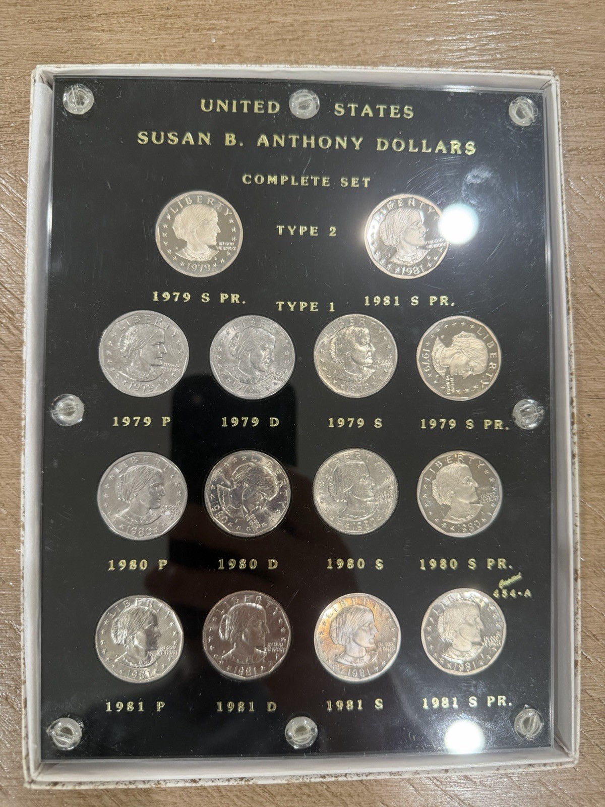 Susan B Anthony Dollars Set in Vintage Capital Plastic Holder  14 Coins @LOOK@🔥