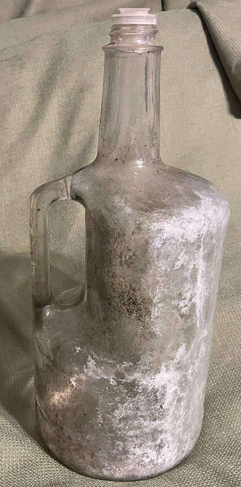 vintage 1.75 LITER CLEAR GLASS LIQUOR BOTTLE w/HANDLE jug WHISKEY/WHISKY large